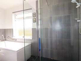 A bathroom featuring a bath tub and a shower at Tregoning in Lostwithiel