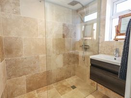 A shower area with a wash basin at Tipsy Turtle in Weymouth