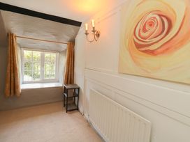 A small room with a window and table at Rose Cottage in Osmington