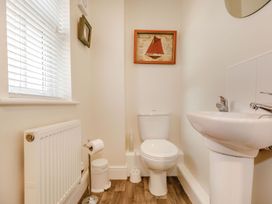 A bathroom with a sink and toilet at Rails End