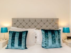 A bed with pillows and lamps at Rails End