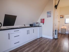 A kitchenette in a studio apartment at Cabin 1 Machaire Rabhartaigh in Gortahawk