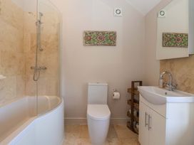 A bathroom with a bathtub, toilet and sink at The Annexe at Dalby Carr