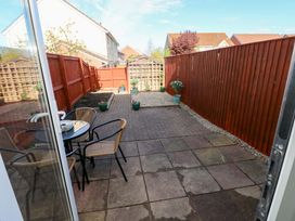 A garden with a table and chairs at The Gower Gateway in Gowerton near Swansea