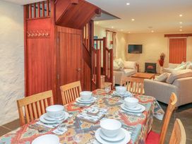 A dining room with a table and chairs at Maerdy Cwtch in Haverfordwest