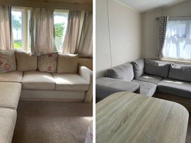 Pet-friendly lodge near Fistral Beach - Cornwall - 1200464 - thumbnail photo 1