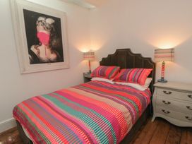 A bedroom with a bed and bedside lamps at Hillsover in Saltburn-by-the-Sea