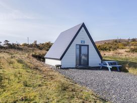 A cabin with a gravel path and a table at Cabin 6 An Mhucais in Gortahawk