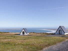 Two cabins overlooking the ocean at Cabin 6 An Mhucais in Gortahawk