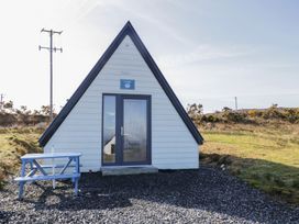 A cabin with a table outside at Cabin 7 Toraigh in Gortahawk