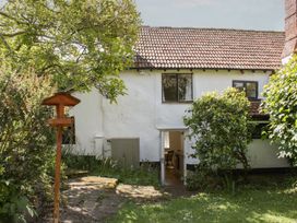 A house with a garden and doorway at Upper Frogpool Cottage in Crediton