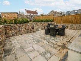 A garden with patio and dining set at Barley Cottage in Oxwich