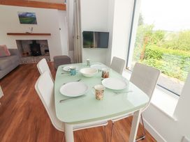 A dining room with a table and chairs at Artist’s Cottage in Cashel, County Tipperary