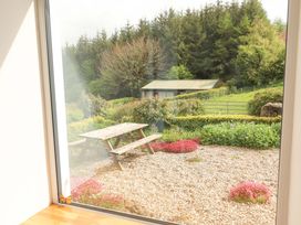 A view of a garden with a picnic table and shed at Artist’s Cottage Cashel, County Tipperary