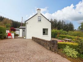 A cottage with a gravel pathway and garden at Artist’s Cottage in Cashel, County Tipperary