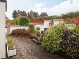 A garden with steps and plants at Artist’s Cottage in Cashel, County Tipperary