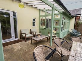 A conservatory with chairs and a table at Millmead House Portesham