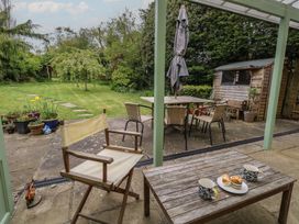 A garden with a seating area and shed at Millmead House Portesham