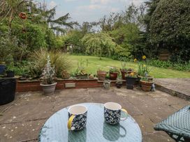 A garden with cups on a table at Millmead House Portesham