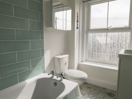 A bathroom featuring a bathtub, toilet, and sink at Millmead House in Portesham