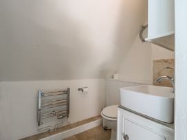 A bathroom with a wash basin and toilet at Beresford House Woodbridge