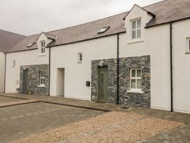 A row of houses with stone facades and a pathway at 2 Ard an Chuain, Dunfanaghy
