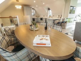 A dining room with a round table and chairs at 2 Ard an Chuain Dunfanaghy