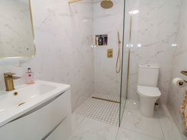 A bathroom featuring a shower, toilet, and sink at 2 Ard an Chuain Dunfanaghy