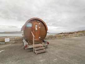 A wooden cabin on a trailer near the water at 2 Ard an Chuain Dunfanaghy