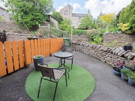 A garden with a table and chairs at 4 Mellbecks Mews in Kirkby Stephen