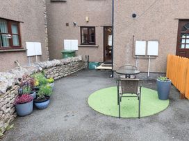 A garden with an outdoor table and chairs at 4 Mellbecks Mews, Kirkby Stephen