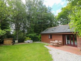 A garden with a hot tub and outdoor seating at The Lodge at Lamburn