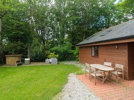 A garden with a hot tub and outdoor seating at The Lodge at Lamburn