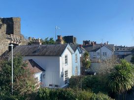 A view of houses and castle ruins at 3 Newboro Terrace in Conwy