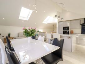 A dining area with a table and chairs at Meadow Retreat in Bodmin