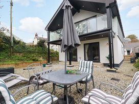 A garden with table and chairs at Meadow Retreat in Wadebridge