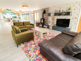 A living room with sofas and a fireplace at Hazeldene near Harvington