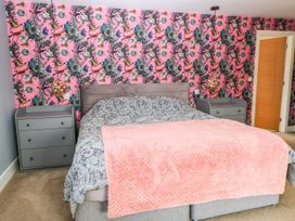A bedroom with a bed and bedside tables at Hazeldene near Harvington