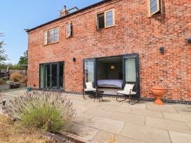 An outdoor area with chairs and a table at Hazeldene near Harvington