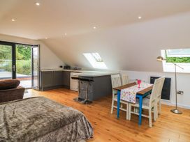 A studio with a kitchen and dining area at Hazeldene near Harvington