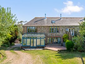 A house with a conservatory and garden at Chantry Studio in Kingsbridge