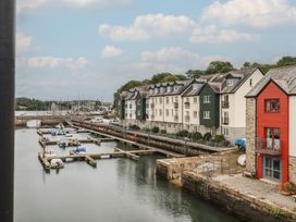 A marina with boats and apartments at Daniel’s Sail Loft Penthouse in Penryn
