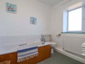A bathroom with a bathtub and toilet at Cozy Cottage in 