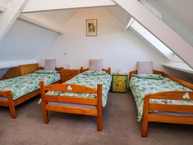 A bedroom with three beds at Cozy Cottage in 