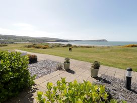 A garden with plants and a view of the sea at The Bolthole in Newport