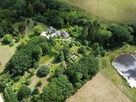 An overview of a property with a house and garden at The Bothy at Lewis Cottage in Spreyton