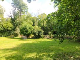 A garden with trees and a picnic table at The Mews @ Derrybawn Laragh, County Wicklow