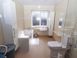 A bathroom with a bathtub, toilet, and sink at Willow cottage in Seahouses