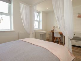 A bedroom with a bed and desk at Cwtch Treth in Newquay