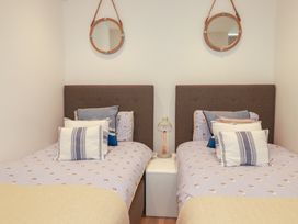 A bedroom with two single beds side by side at Cwtch Treth in Newquay